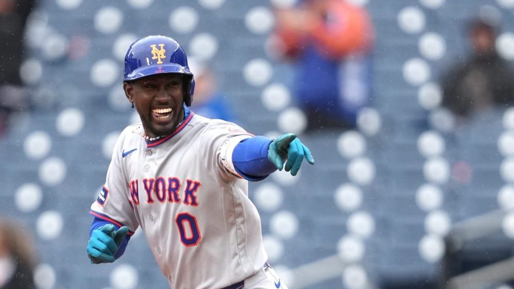 Ronny Mauricio bateando jonrón con uniforme de los Mets de Nueva York en Nationals Park