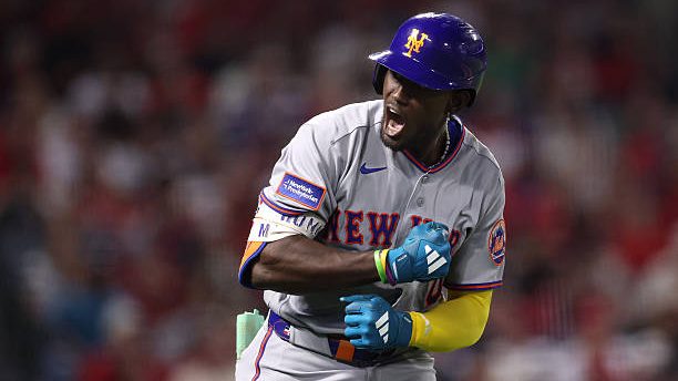 Ronny Mauricio con el uniforme de los Mets de Nueva York en el campo de béisbol