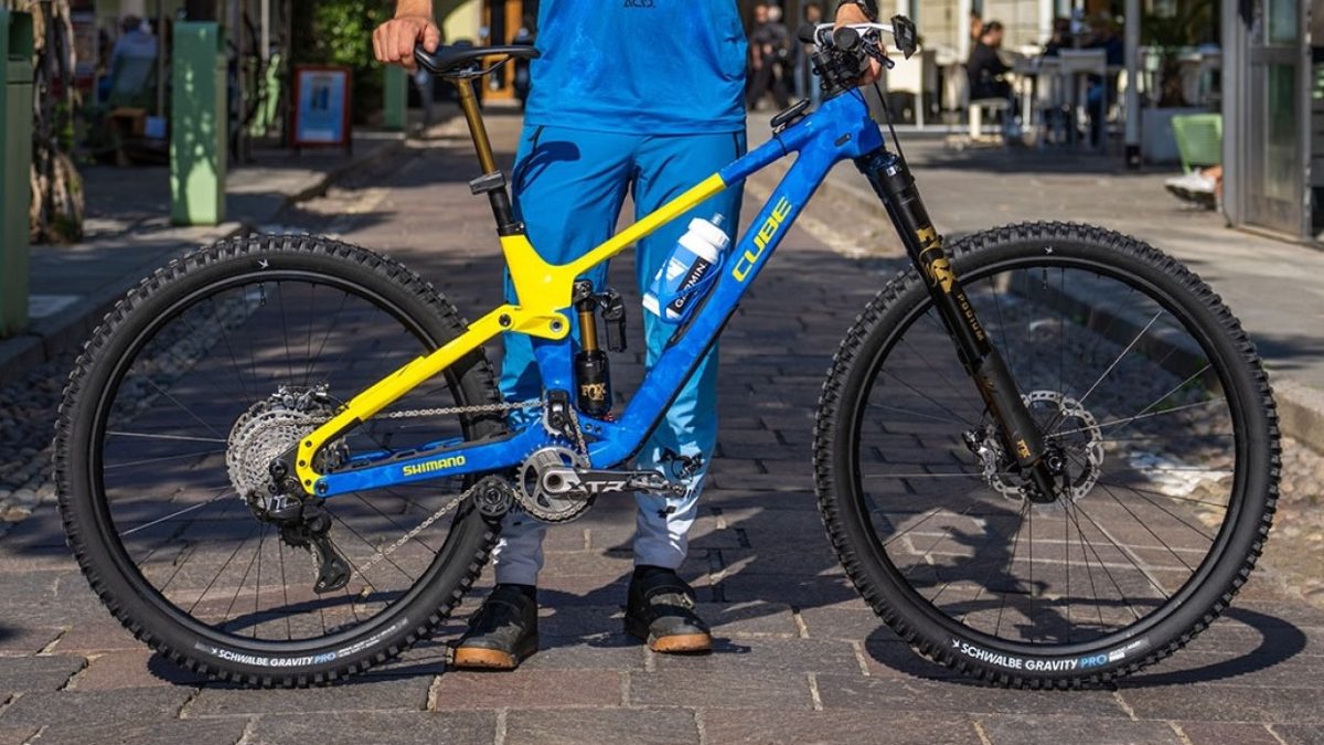 Zakarias Johansen con la Cube Fritzz modificada con rueda delantera de 30,5 pulgadas en el Mundial de Enduro de Finale Ligure