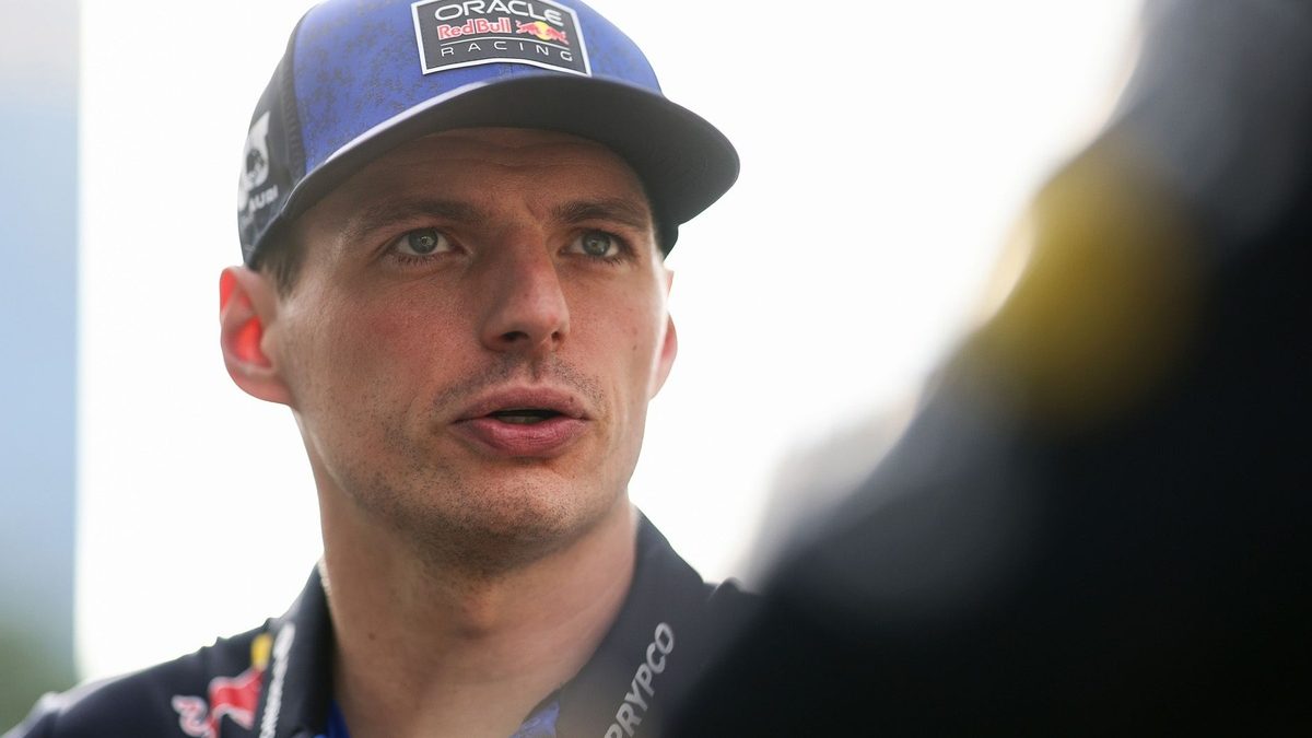 George Russell celebra su victoria en el Gran Premio de Azerbaiyán en Bakú por delante de Max Verstappen