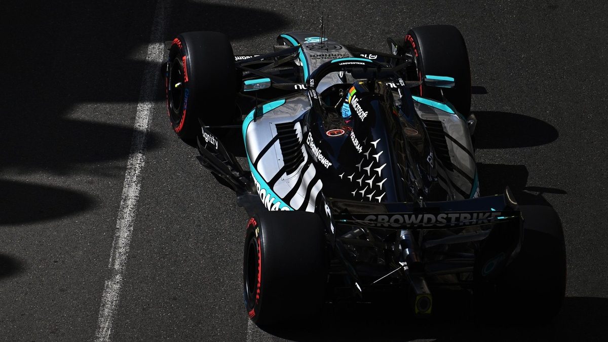 George Russell al volante de su Mercedes durante la primera práctica libre del GP de Azerbaiyán en el circuito urbano de Bakú