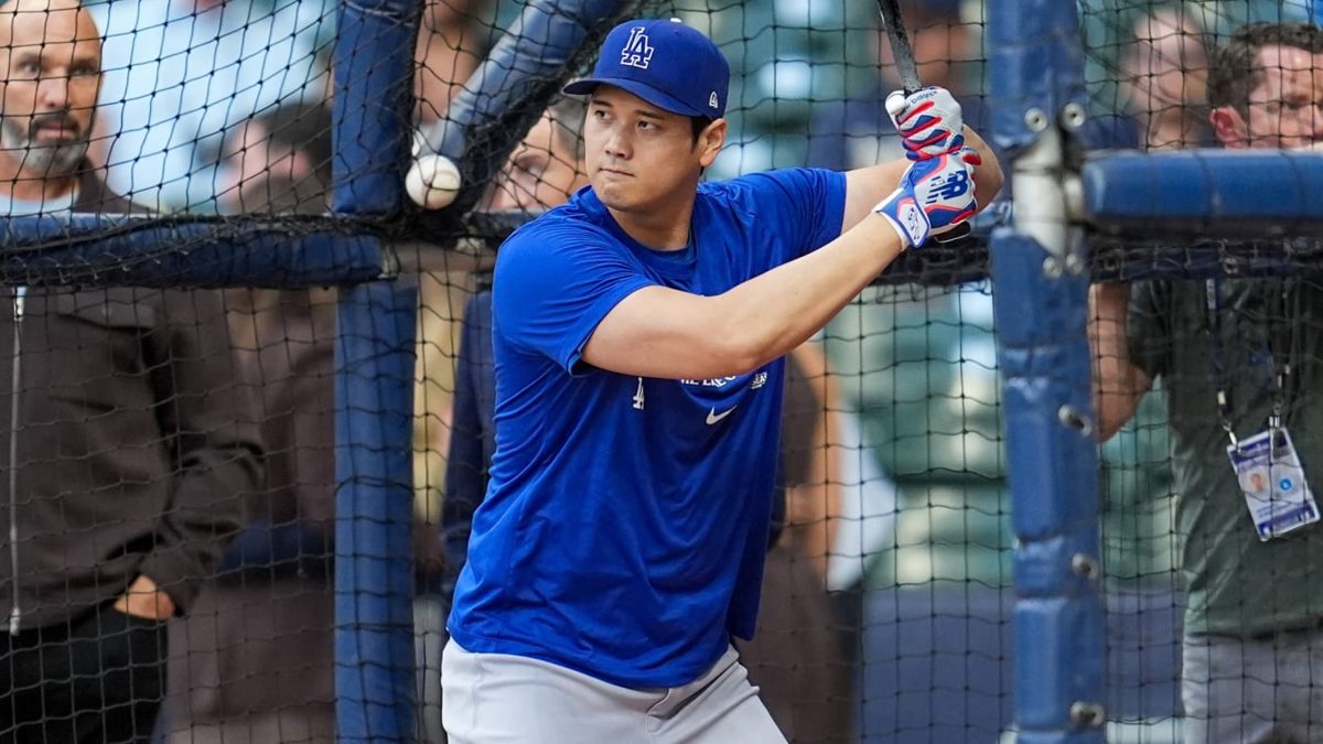 Shohei Ohtani tomando prácticas de bateo en el terreno del American Family Field antes del Juego 1 de la NLCS