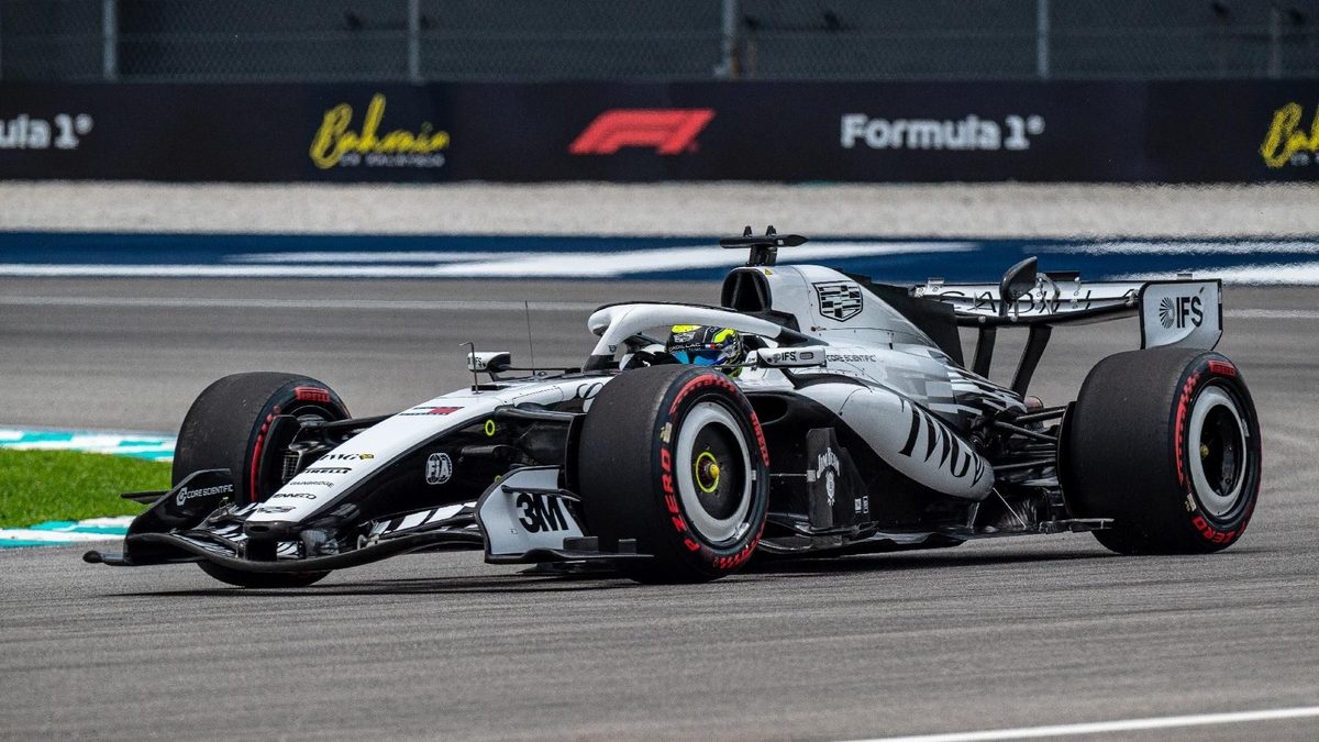 Sergio Pérez al volante del Cadillac F1 MAC-26 en el Gran Premio de Malasia bajo la lluvia en Sepang