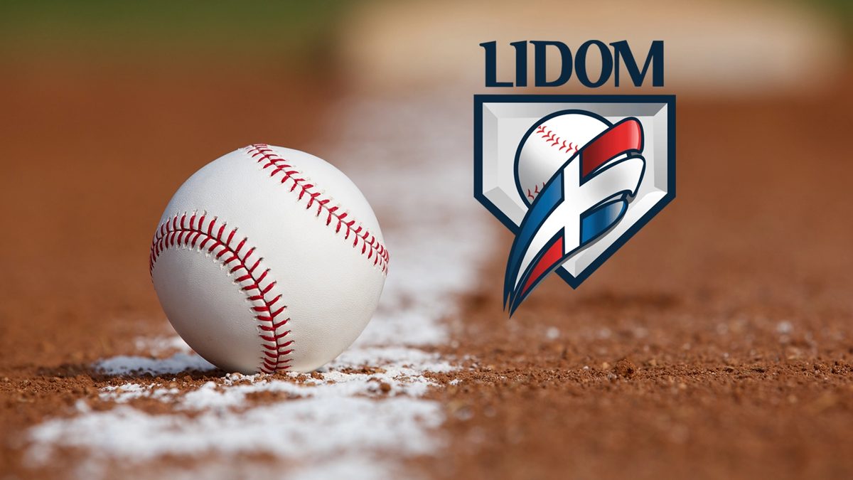 Estadio de béisbol dominicano con fanáticos en las gradas durante un juego de la Liga Dominicana de Béisbol