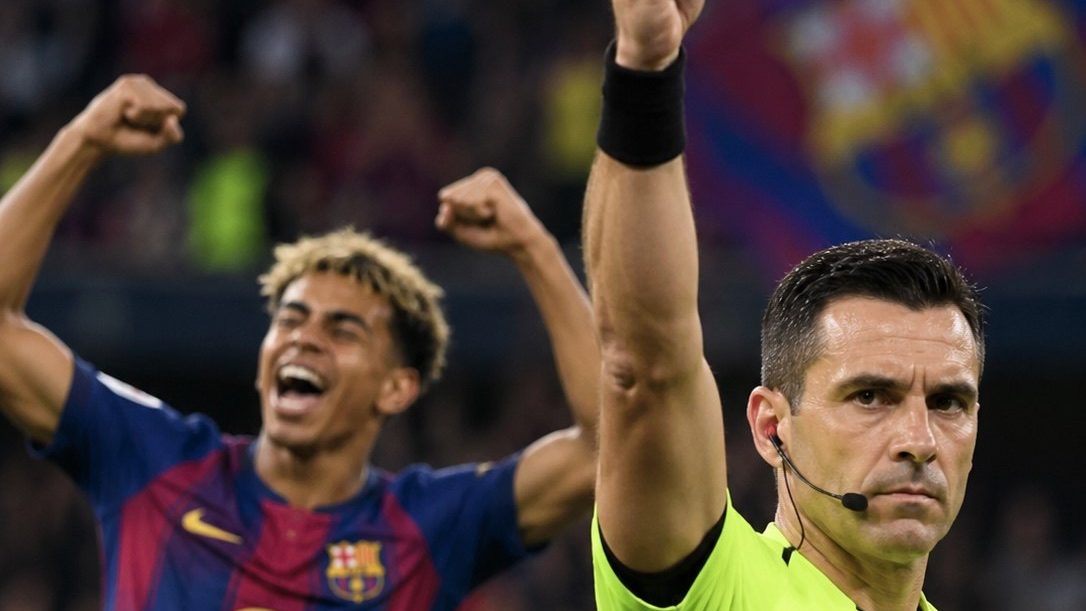 Jugador del Barcelona celebrando mientras un rival recibe tarjeta roja del árbitro en LaLiga