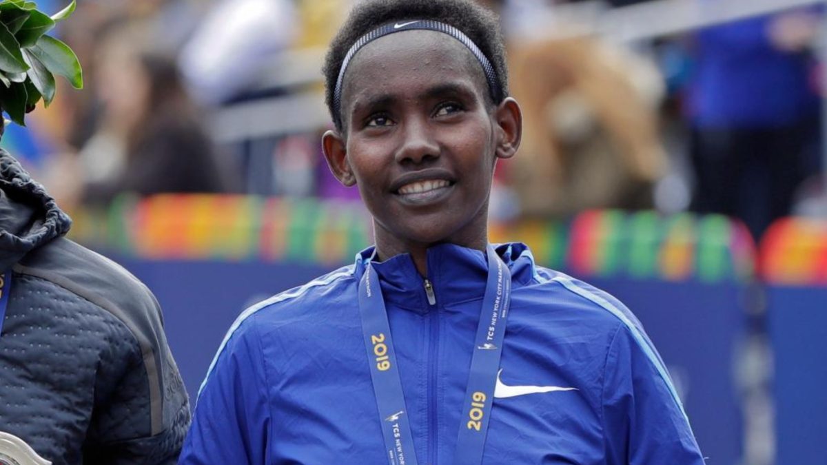 Ruti Aga cruzando la meta del Maratón de Tokio 2019 con el dorsal puesto