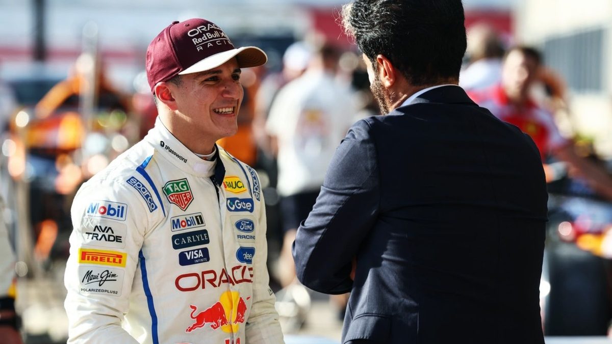 Isack Hadjar, piloto de Red Bull Racing, camina por el paddock del Autódromo Hermanos Rodríguez en el GP de México 2026