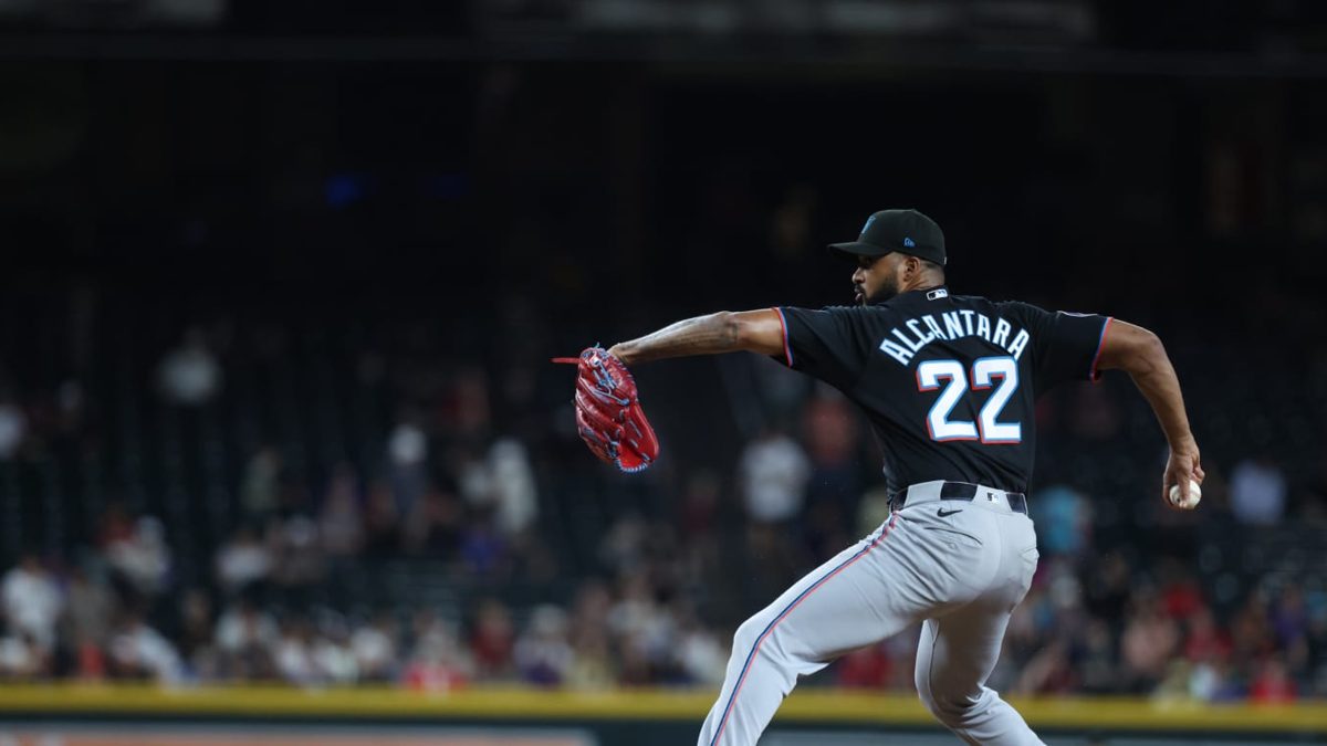 Sandy Alcantara lanzando desde el bullpen de los Miami Marlins en Chase Field ante los Diamondbacks