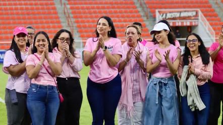Pacientes y sobrevivientes de cáncer de mama del HOMS en el saque de honor previo al partido entre Cibao FC y Moca FC en Santiago