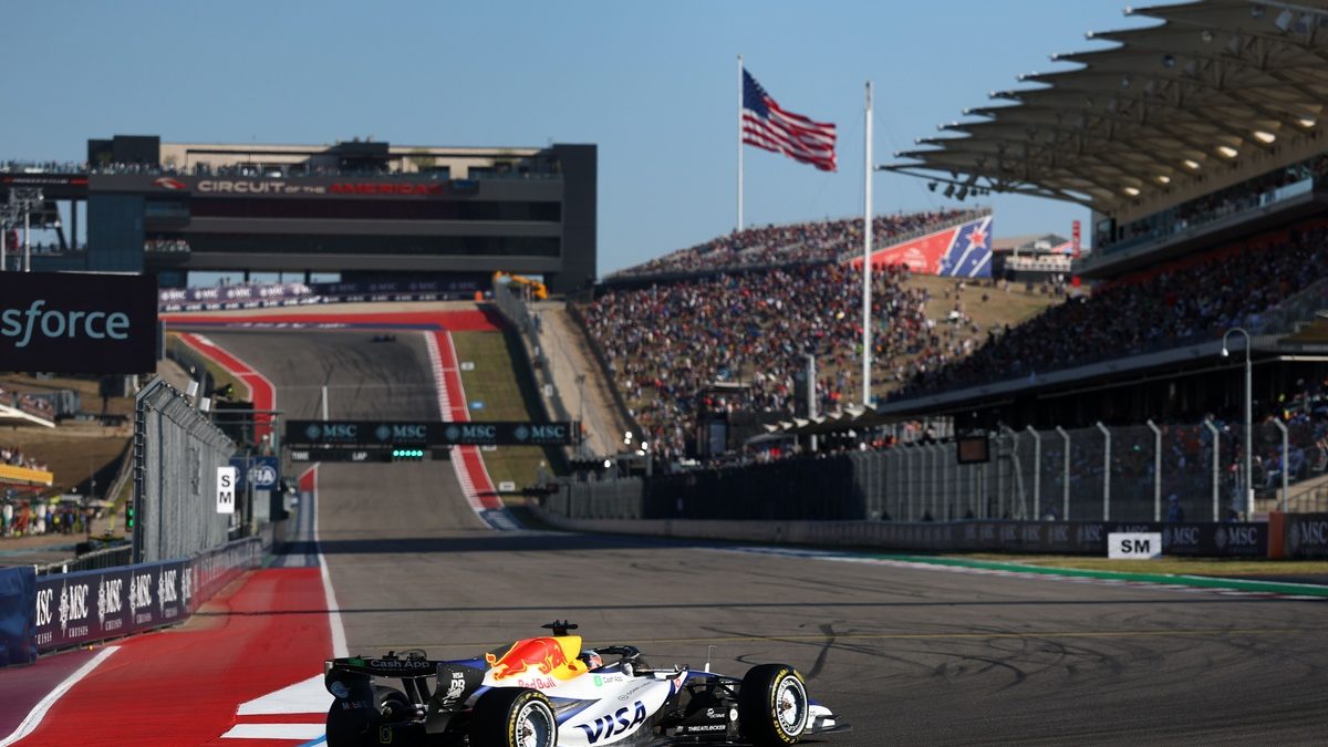 Vista aérea del nuevo clubhouse de varios pisos en la curva 1 del Circuit of the Americas durante el Gran Premio de Estados Unidos de F1