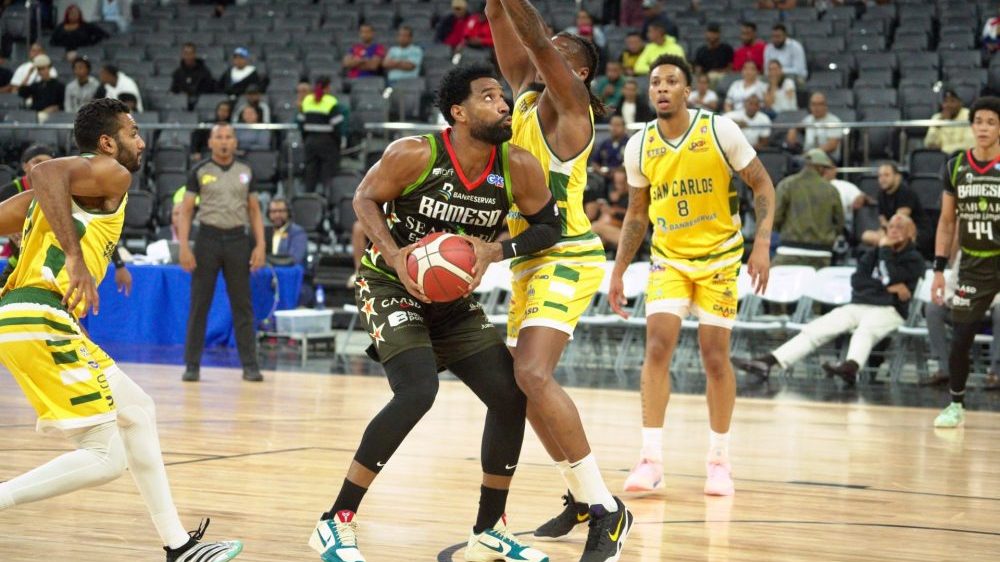 Juan Guerrero de Bameso es defendido por Bryan Polanco de San Carlos en el TBS Distrito 2026
