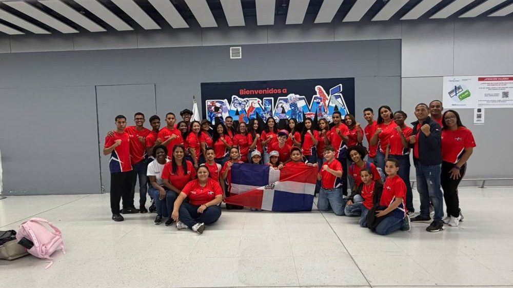 Atletas dominicanos de karate en posición de combate durante torneo internacional en Ciudad de Panamá