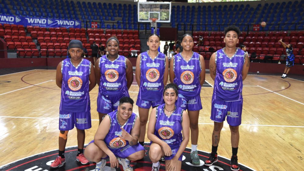 Jugadoras de baloncesto femenino en el polideportivo Mario Ortega de Santiago Rodríguez, República Dominicana