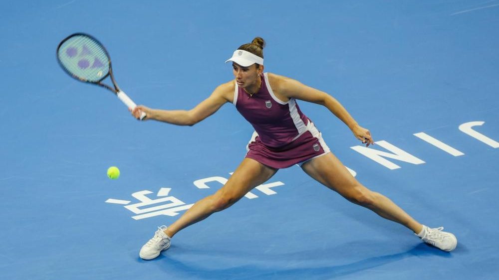 Elise Mertens celebra su victoria ante Iga Swiatek en cuartos de final del Abierto de China en Pekín