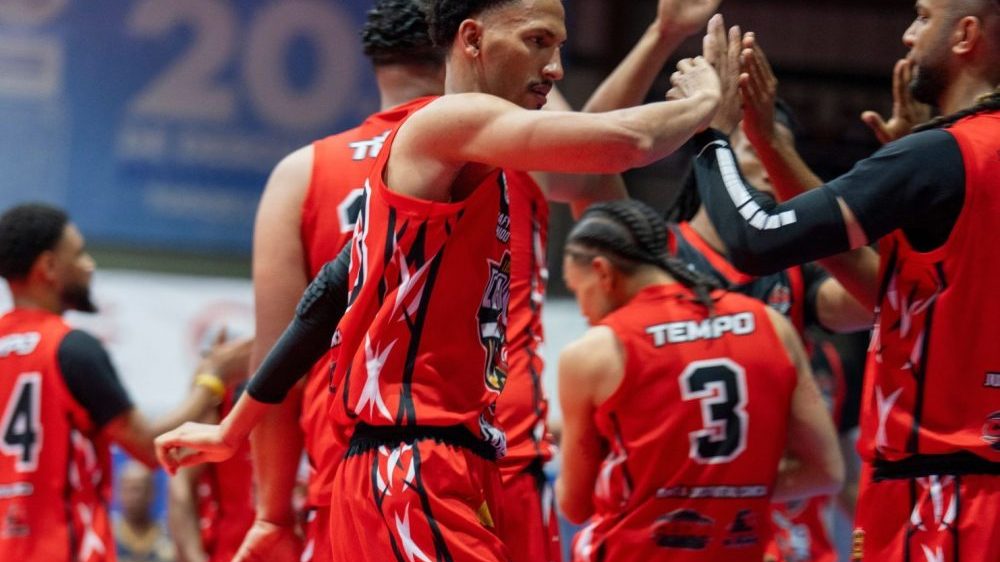 Acción del partido semifinal de baloncesto entre Canca y Club Centro en el Multiusos de Tamboril, SOBATAM 2026