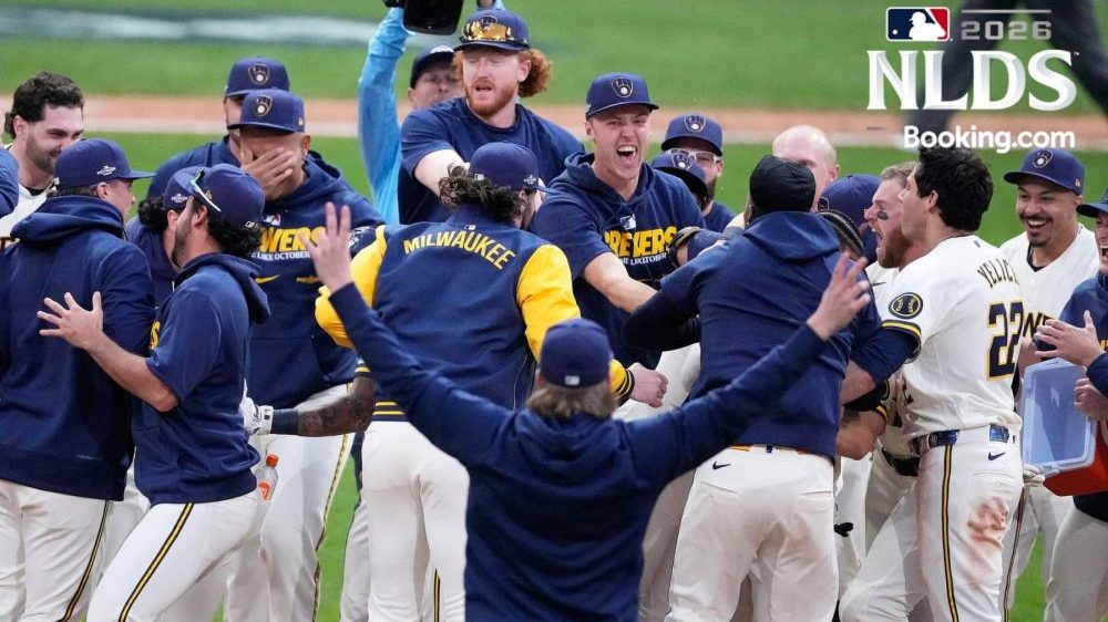 Jackson Chourio celebra su sencillo decisivo ante Mason Miller en el noveno inning del Juego 2 de la SDLN en el American Family Field