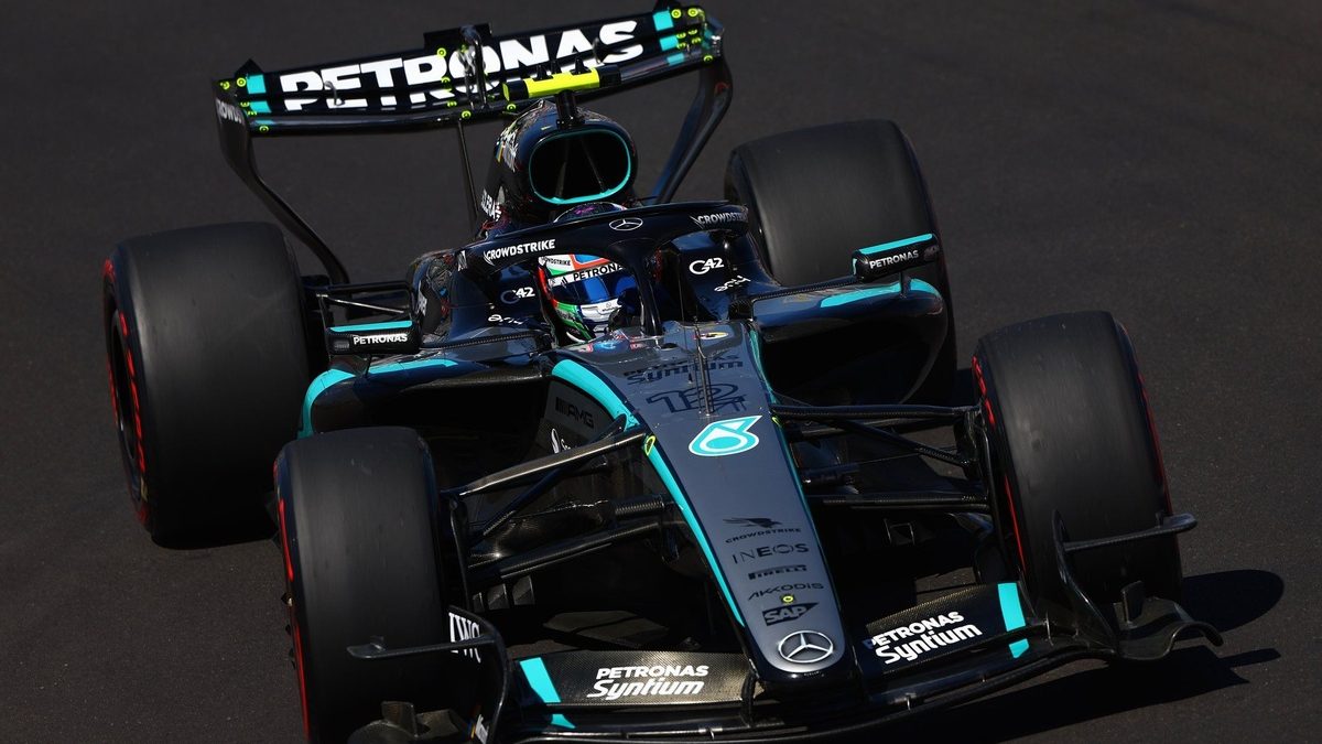 Andrew Shovlin, Toto Wolff y James Allison en el garaje de Mercedes durante un Gran Premio de F1 2026