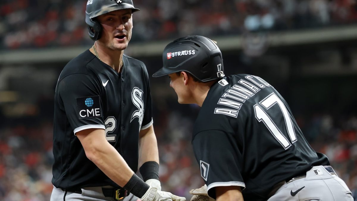 Jugadores de los White Sox celebrando la victoria 6-3 sobre los Astros en el Juego 1 de la Serie Comodín en Daikin Park