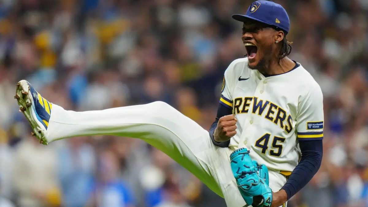Brice Turang celebra su jonrón solitario en el juego 1 de la Serie de Campeonato entre Cerveceros y Dodgers