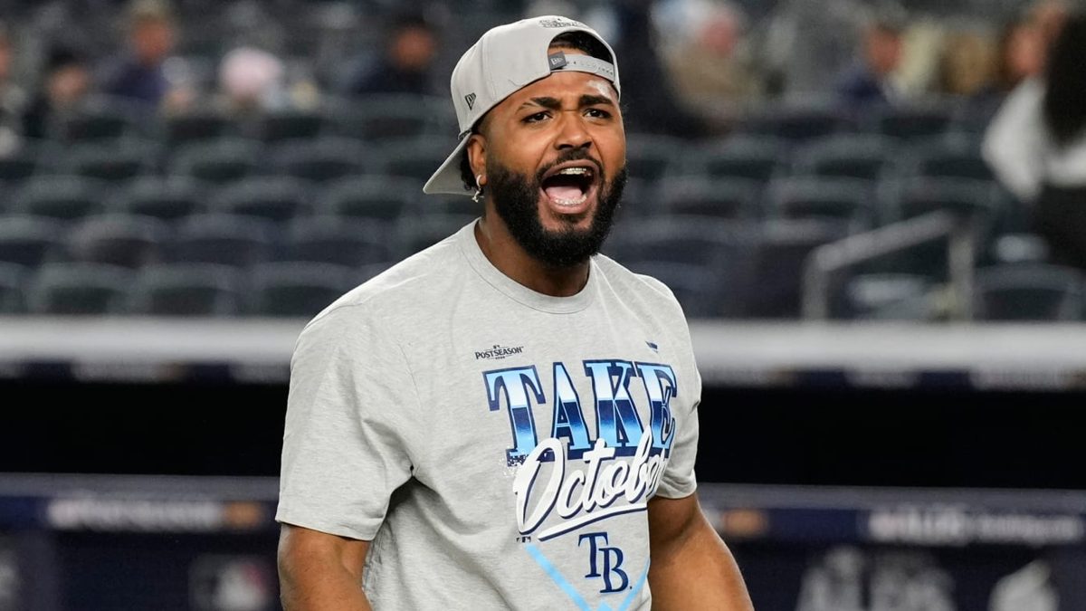 Junior Caminero bateando con uniforme de los Rays de Tampa Bay durante la postemporada de la MLB