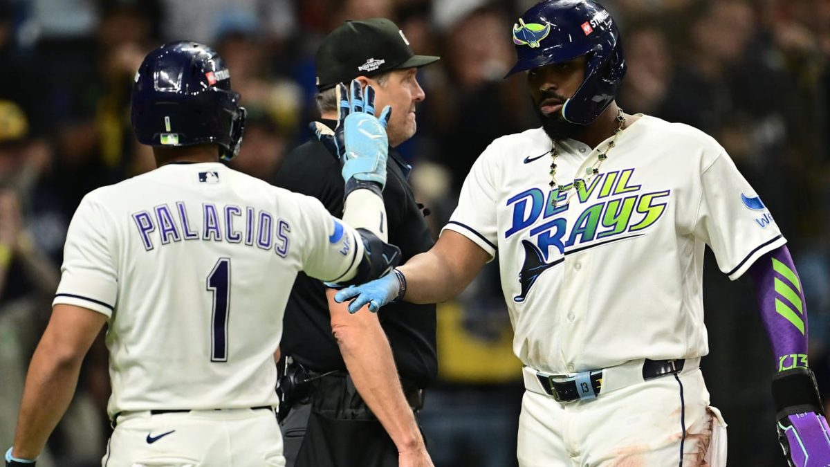 Junior Caminero cruza los brazos imitando la pose de Randy Arozarena tras su jonrón en el Juego 6 de la SCLA 2026 en el Tropicana Field