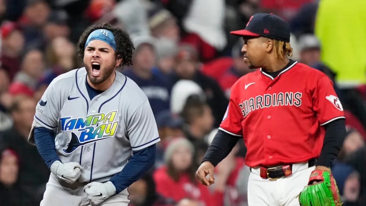 Jonathan Aranda de los Tampa Bay Rays festeja su sencillo productor de dos carreras ante los Cleveland Guardians en el juego 4 de la ALCS