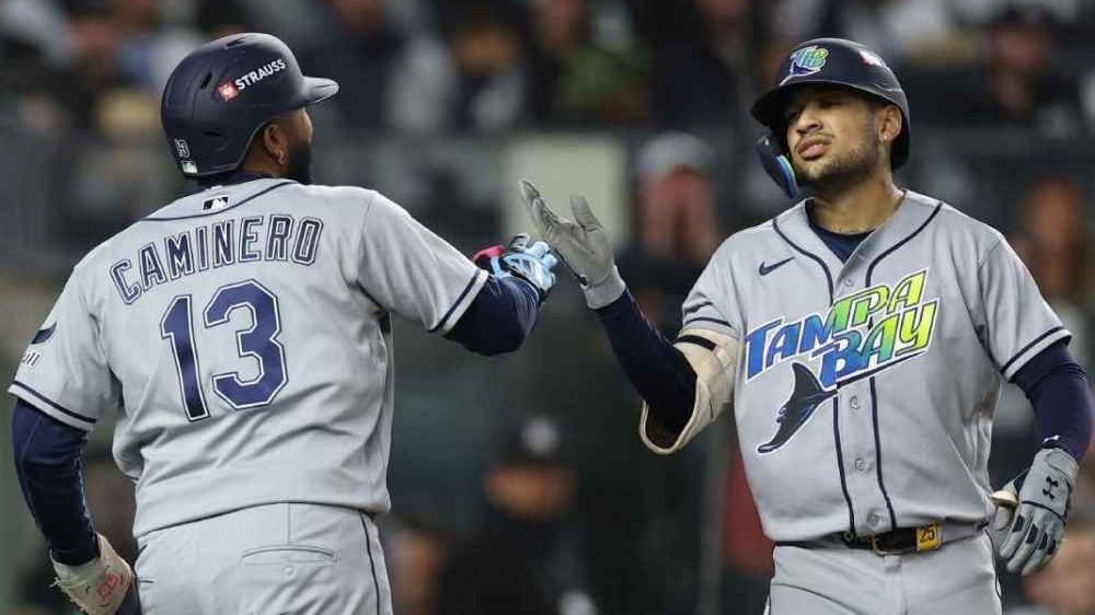 Jugadores de los Tampa Bay Rays celebrando la barrida sobre los New York Yankees en las Series Divisionales de la MLB