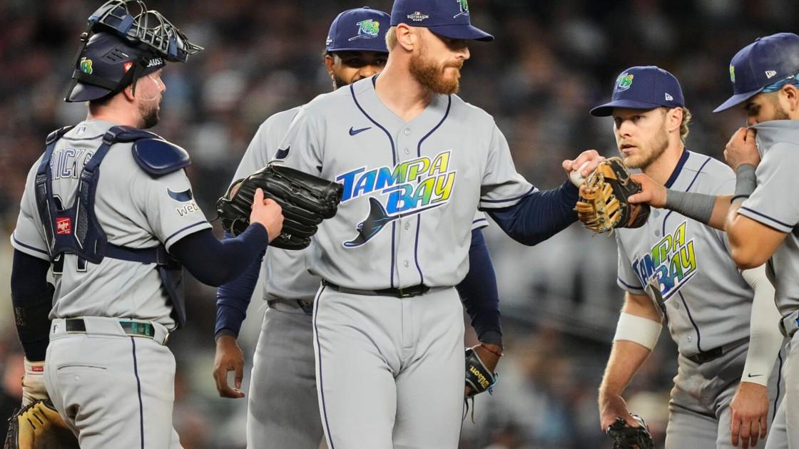 José Ramírez celebra tras conectar jonrón en el juego decisivo ante los Medias Blancas, clasificando a los Guardianes a la Serie de Campeonato