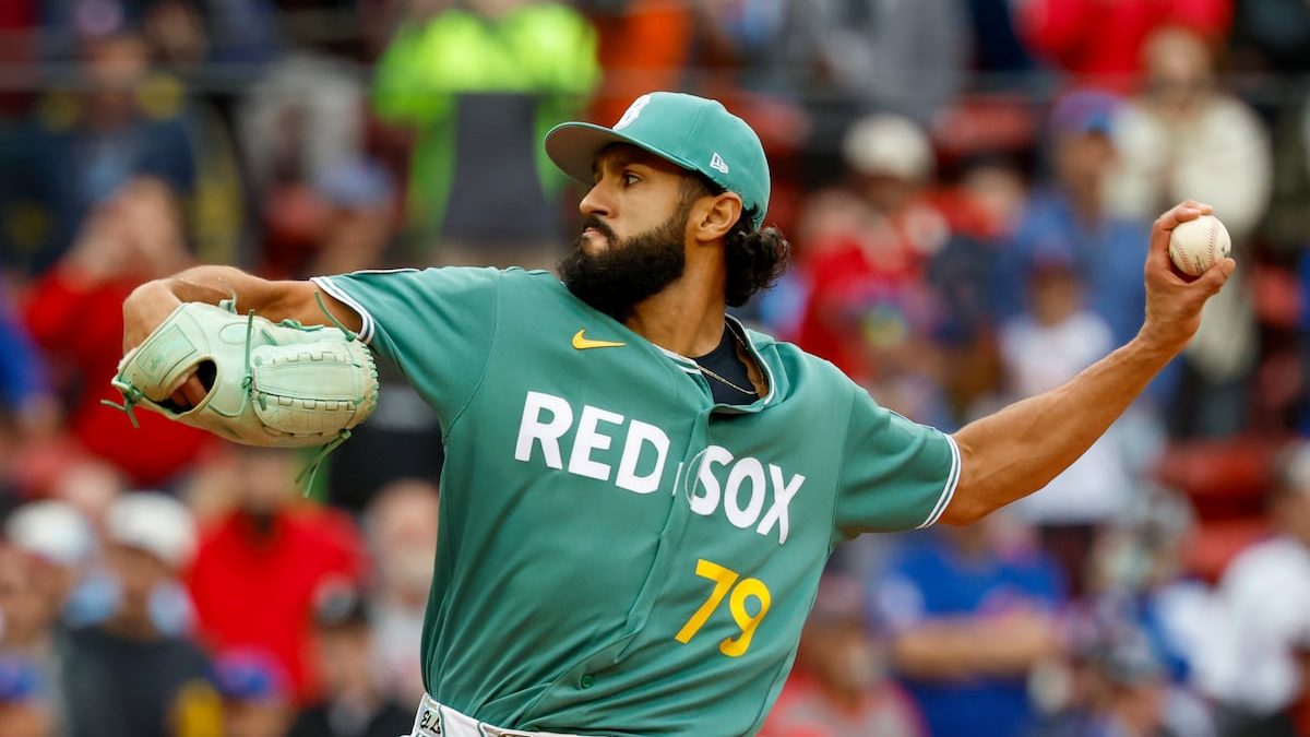 Connor Wong de los Red Sox de Boston celebra su doble decisivo en el séptimo inning ante los Cubs de Chicago en Fenway Park