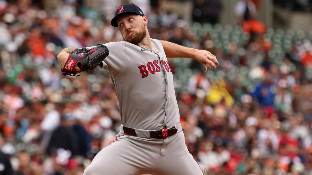 Garrett Crochet lanzando para los Medias Rojas de Boston en Fenway Park