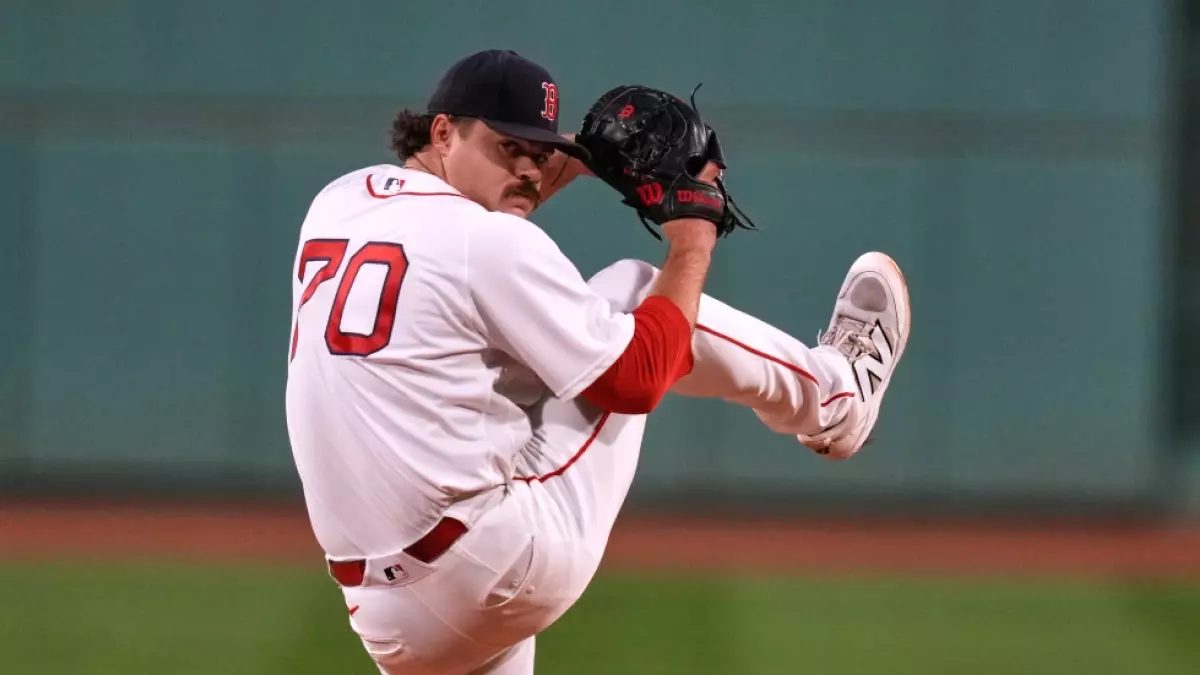 Payton Tolle, lanzador zurdo de los Medias Rojas de Boston, en posición de pitcheo durante un partido de temporada regular