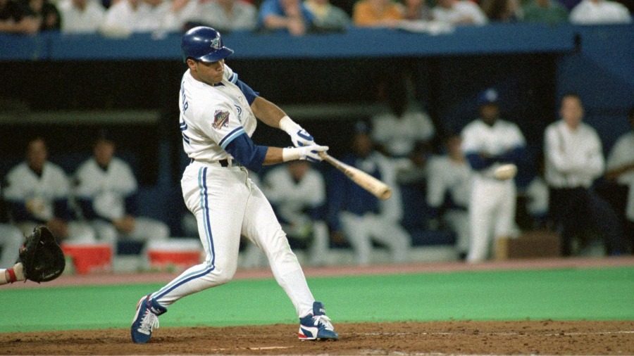 Roberto Alomar bateando con los Azulejos de Toronto durante la Serie Mundial de 1993