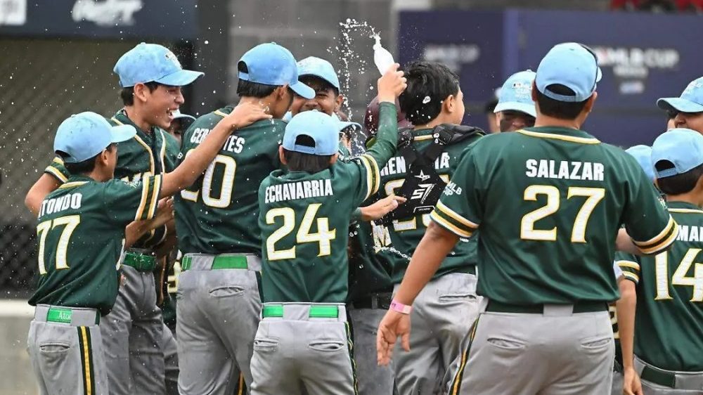 Jugadores de la Liga Municipal de Ahome celebran el título de la MLB Cup México 2026 en el Parque Tangamanga de San Luis Potosí