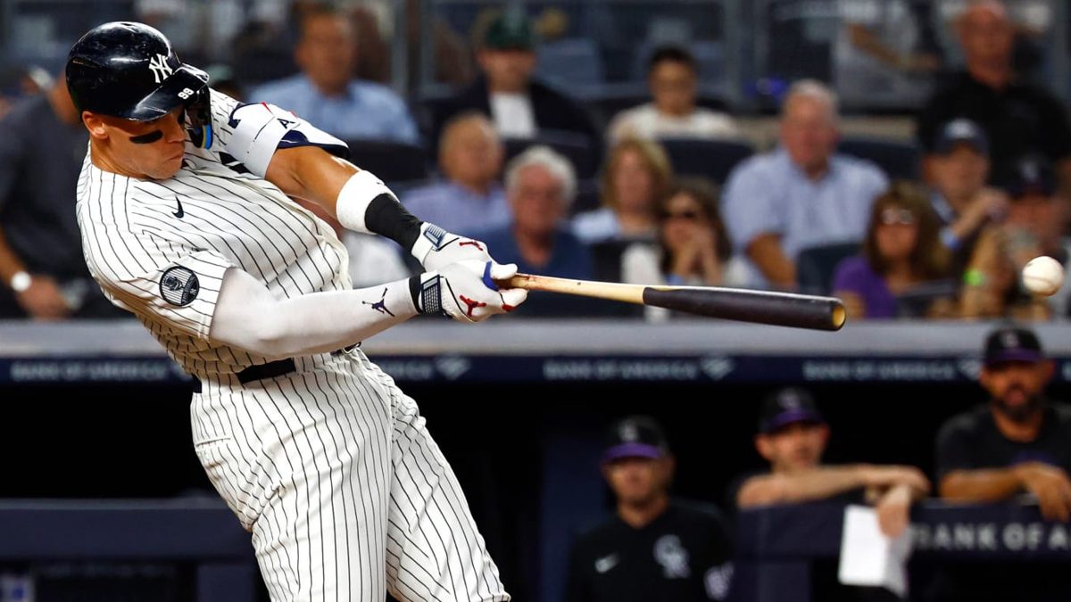 Aaron Judge con uniforme de los Yankees durante un turno al bate en la temporada 2026