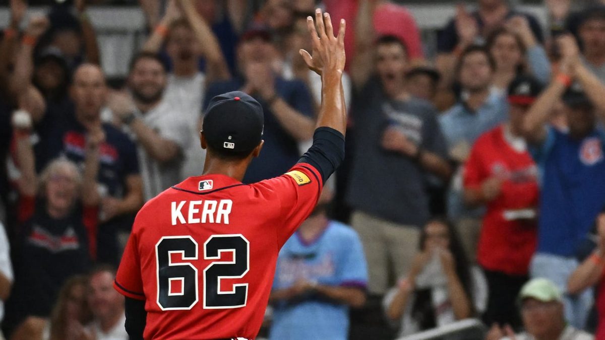 Ray Kerr lanzando en el Truist Park durante el Juego 3 de la Serie del Comodín entre Bravos y Filis