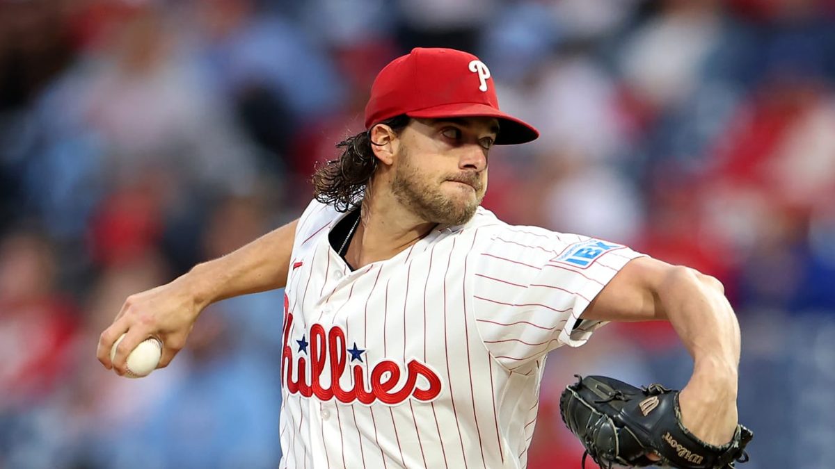 Aaron Nola en el montículo durante un juego de postemporada de los Filis de Filadelfia