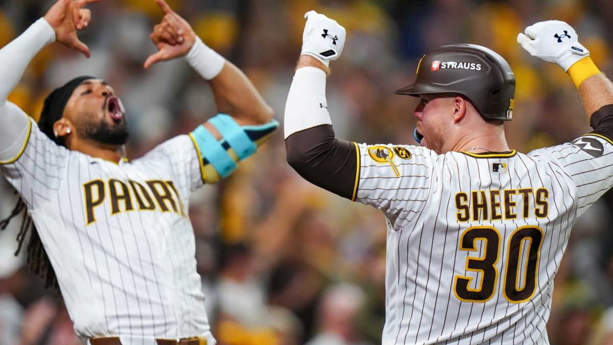 Gavin Sheets recorre las bases tras conectar jonrón de dos carreras en el Petco Park durante la Serie del Comodín 2026