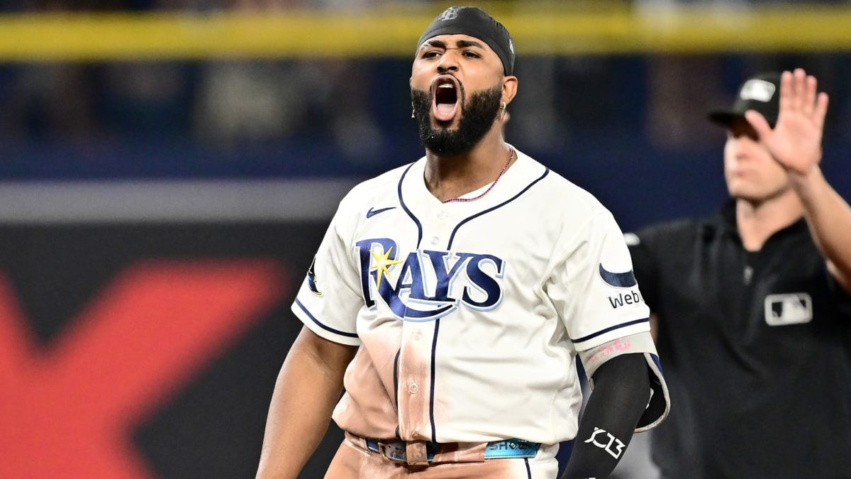 Junior Caminero celebra su doble en el quinto inning del Juego 2 de la Serie Divisional entre Rays y Yankees en Tropicana Field
