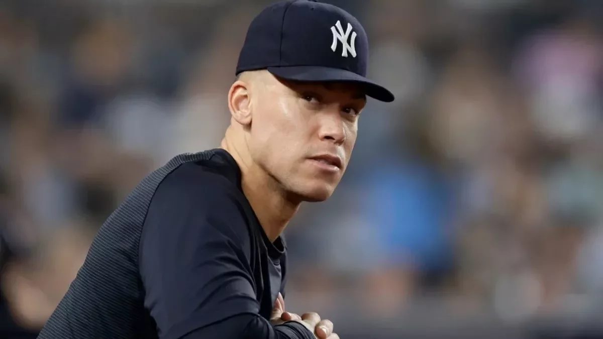 Aaron Judge con el uniforme de los Yankees de Nueva York durante un partido de playoffs de la MLB