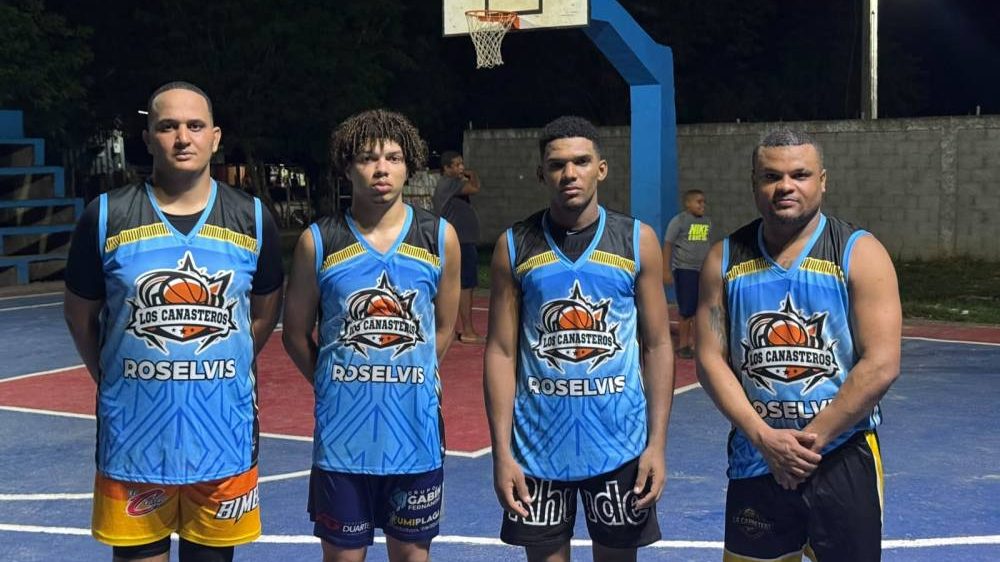 Jugadores de Los Canasteros celebran victoria sobre los Warriors en la cancha municipal de Arenoso