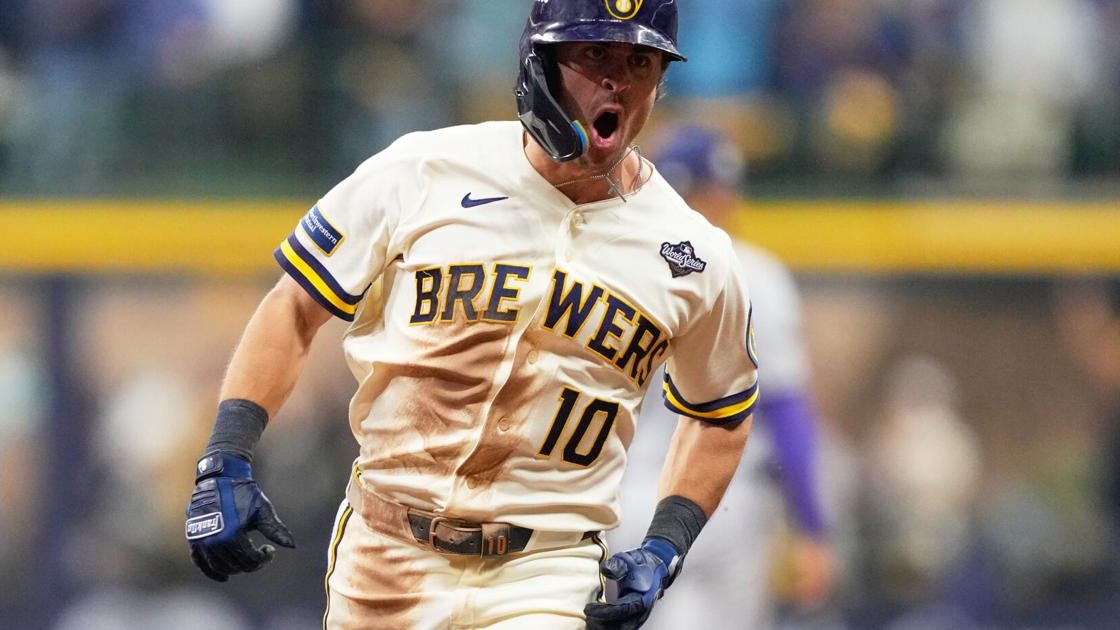 Sal Frelick celebra su jonrón que empató la Serie Mundial ante los Rays de Tampa Bay en el American Family Field