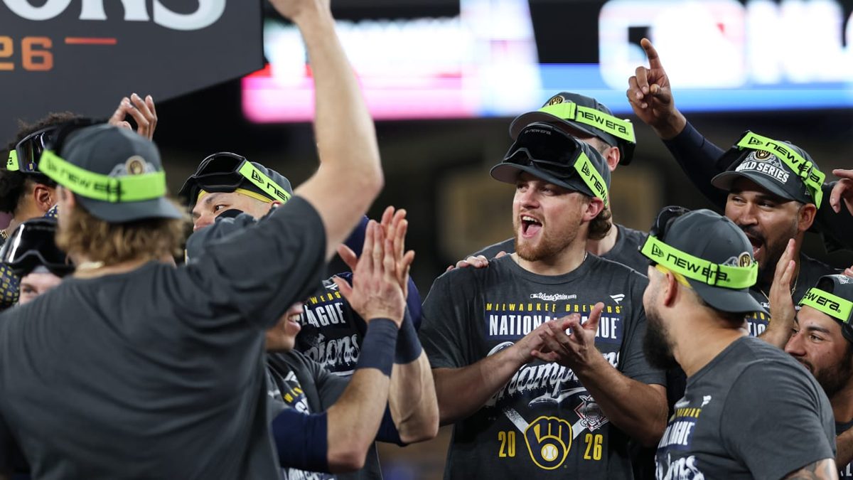 Jugadores de los Milwaukee Brewers celebrando el sweep de la NLCS 2026 antes de la Serie Mundial