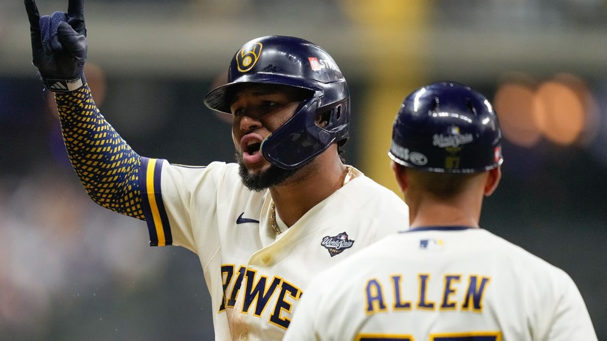 Christian Yelich celebra su triple remolcador en el primer inning del Juego 1 de la Serie Mundial 2026 en el American Family Field