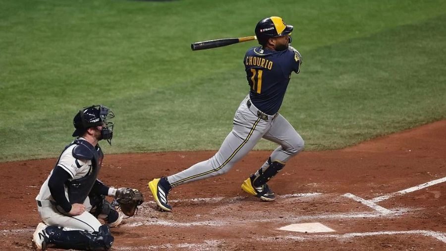 Jackson Chourio celebra su doble en el duodécimo episodio del cuarto juego de la Serie Mundial 2026