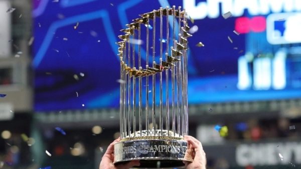 Trofeo Commissioner's Trophy de la Serie Mundial de MLB sobre el terreno de juego