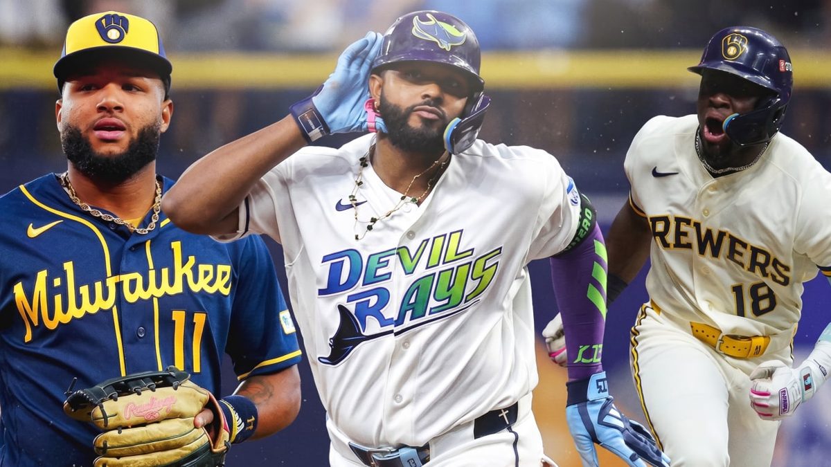 Jackson Chourio celebra un jonrón con el uniforme de los Milwaukee Brewers durante los playoffs 2026