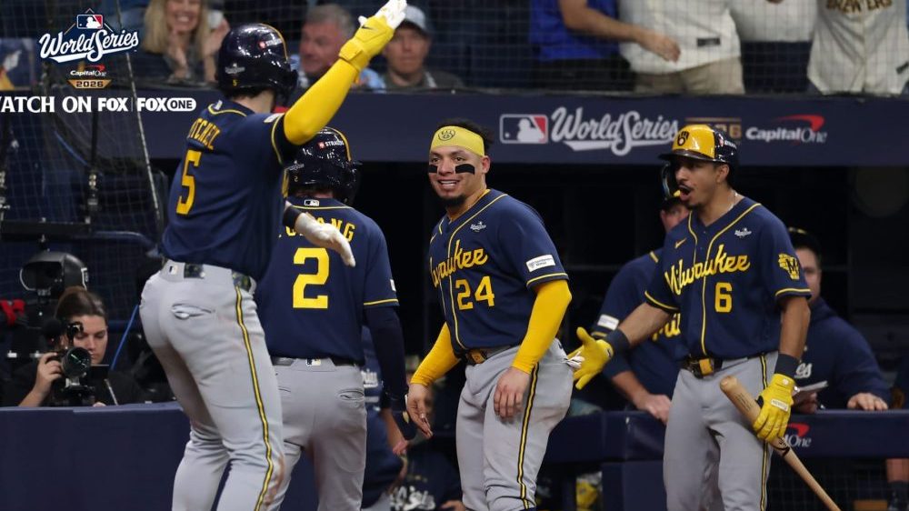 Jugadores de los Brewers celebrando en el dugout tras el gran quinto inning del Juego 3 de la Serie Mundial en el Tropicana Field