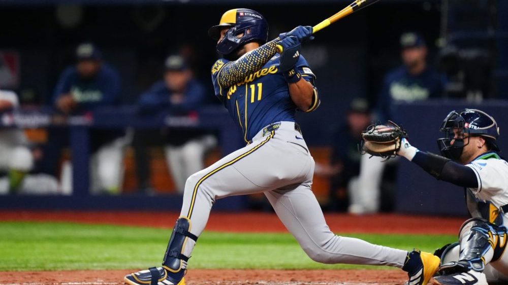 Jackson Chourio celebra un hit con los Cerveceros de Milwaukee durante el Juego 3 de la Serie Mundial en el Tropicana Field
