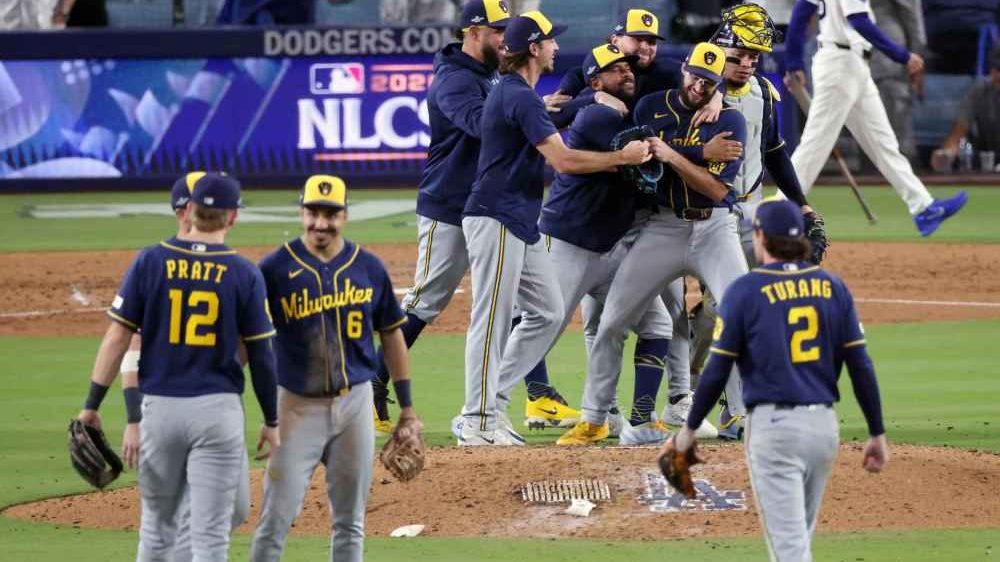 Jugadores de los Cerveceros de Milwaukee celebrando en el campo tras completar la barrida a los Dodgers en la NLCS