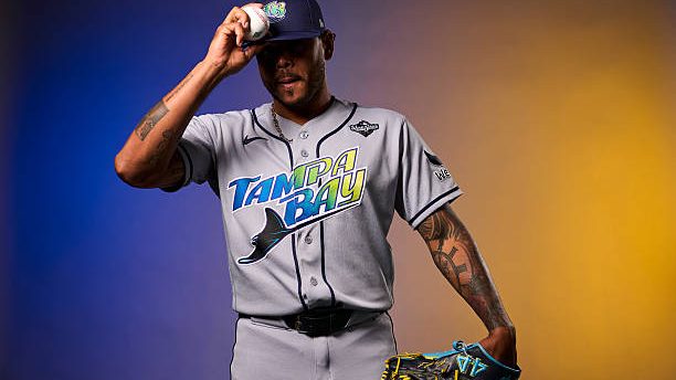 Freddy Peralta lanzando en el Tropicana Field durante el Juego 3 de la Serie Mundial 2026